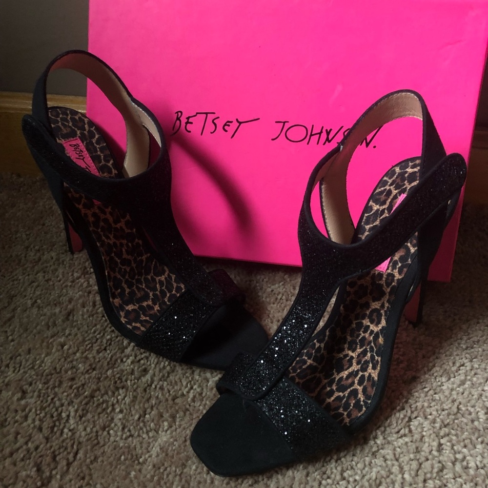Betsey Johnson Black Glitter t-strap Heels! Just in time for the Holidays!